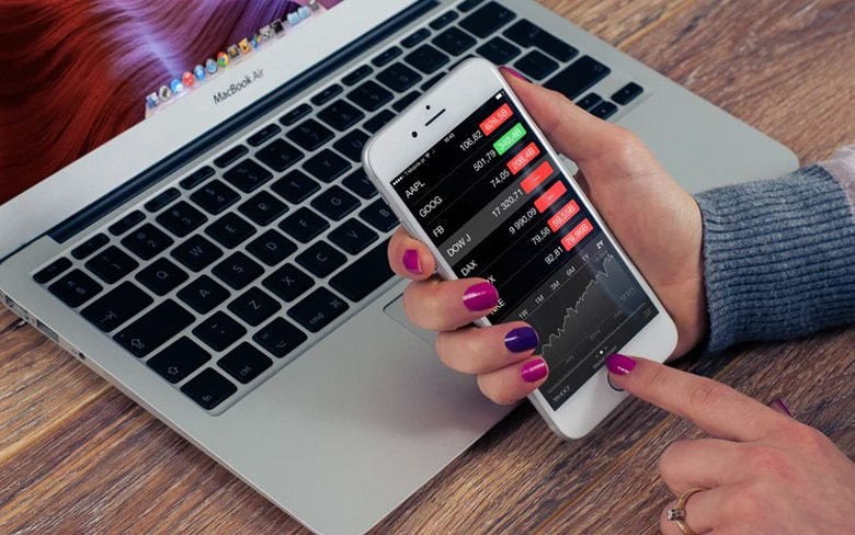 Mobile APP Showing investment Analytics