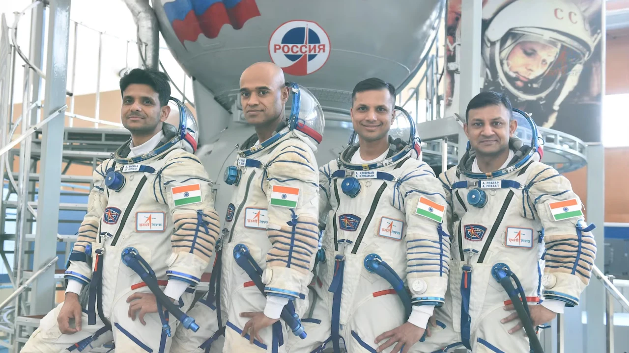 isro crew members isro crew members