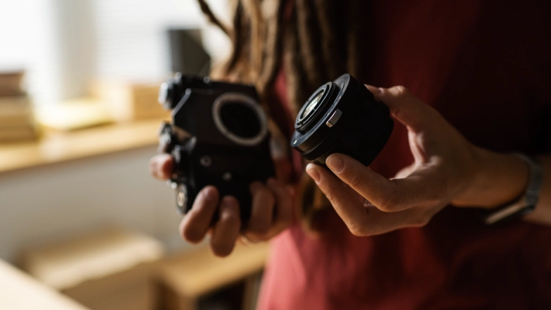 changing camera lens DSLR camera