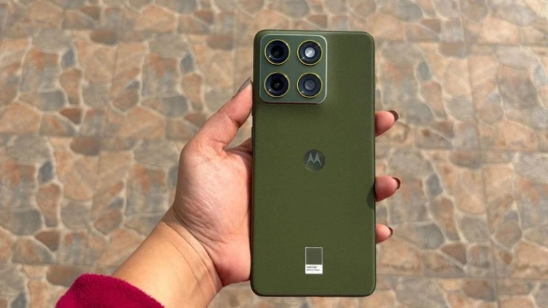 motorola edge 70 back in hand motorola edge 70 back in hand