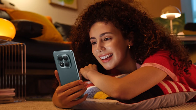 a girl using note 15